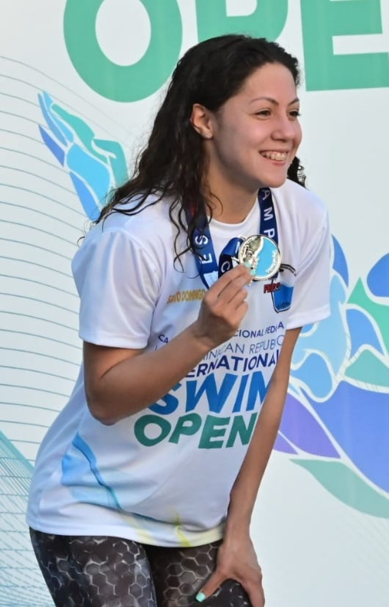 Krystal Lara exhibe su medalla de oro.