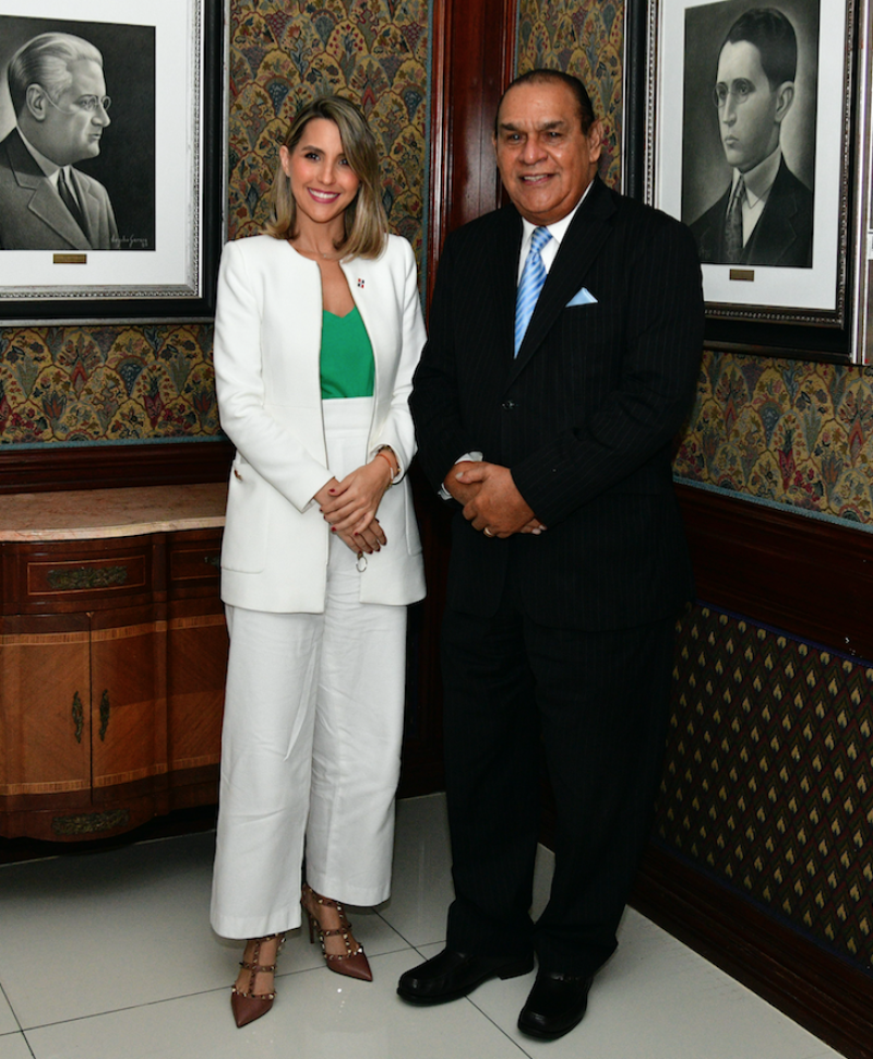 María Alejandra Castillo, funcionaria del Ministerio de Relaciones Exteriores y Miguel Franjul, director de Listín.