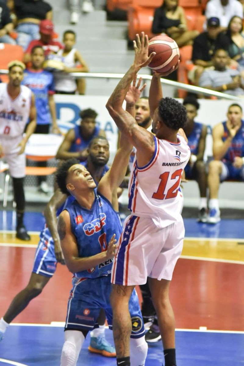 Jeromy Rodríguez, del Sameji, se eleva en busca de un canasto en el partido frente al CDP en el baloncesto superior de Santiago.