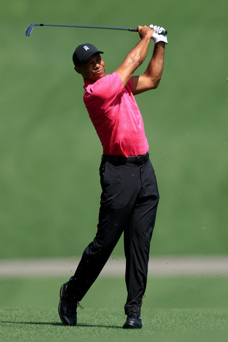 Tiger Woods aparece en acción durante la primera ronda del Masters de golf en Augusta.