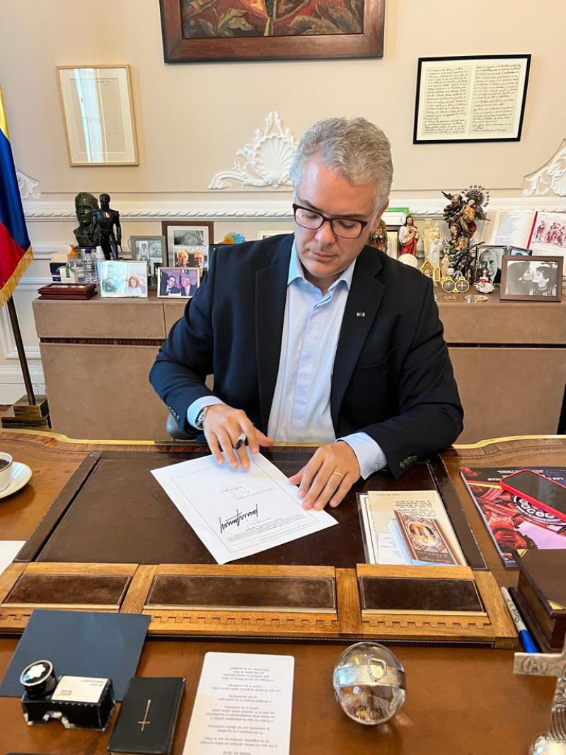 Iván Duque, presidente de Colombia cuando firmaba extradición de Otoniel. Foto: Twitter