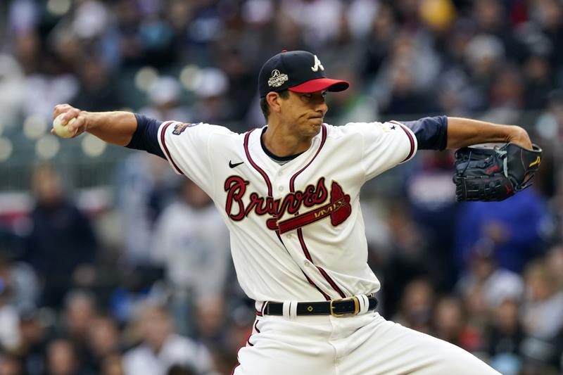 Charlie Morton mientras realizaba un envío al pentágono durante su apertura contra Cincinnati.