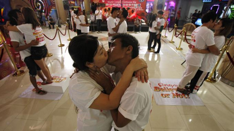 Ekachai Tiranarat, de 44 años, besa a su esposa Laksana Tiranarat, de 33. El concurso se llevó a cabo en la ciudad balnearia de Pattaya, en Thailandia. Ellos consiguieron el récord mundial del beso más largo.

Foto: REUTERS/Chaiwat Subprasom