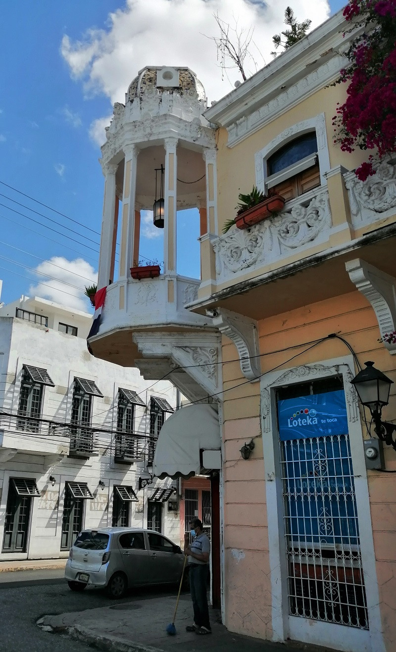 Este balcón tipo púlpito 'es único dentro de la arquitectura de la ciudad' de Santo Domingo.  Carmenchu Brusíloff