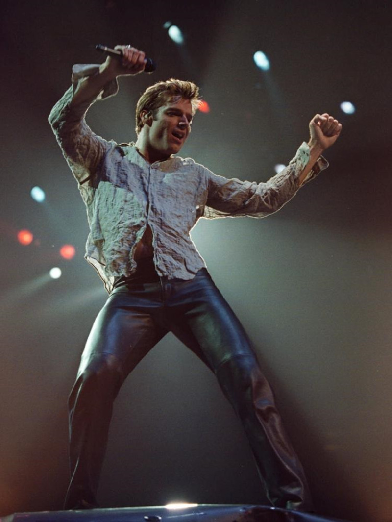 Ricky Martin durante un concierto en la arena HSBC en Buffalo, Nueva York, el 25 de junio del 2000. (Foto AP/Harry Scull, Jr., archivo).