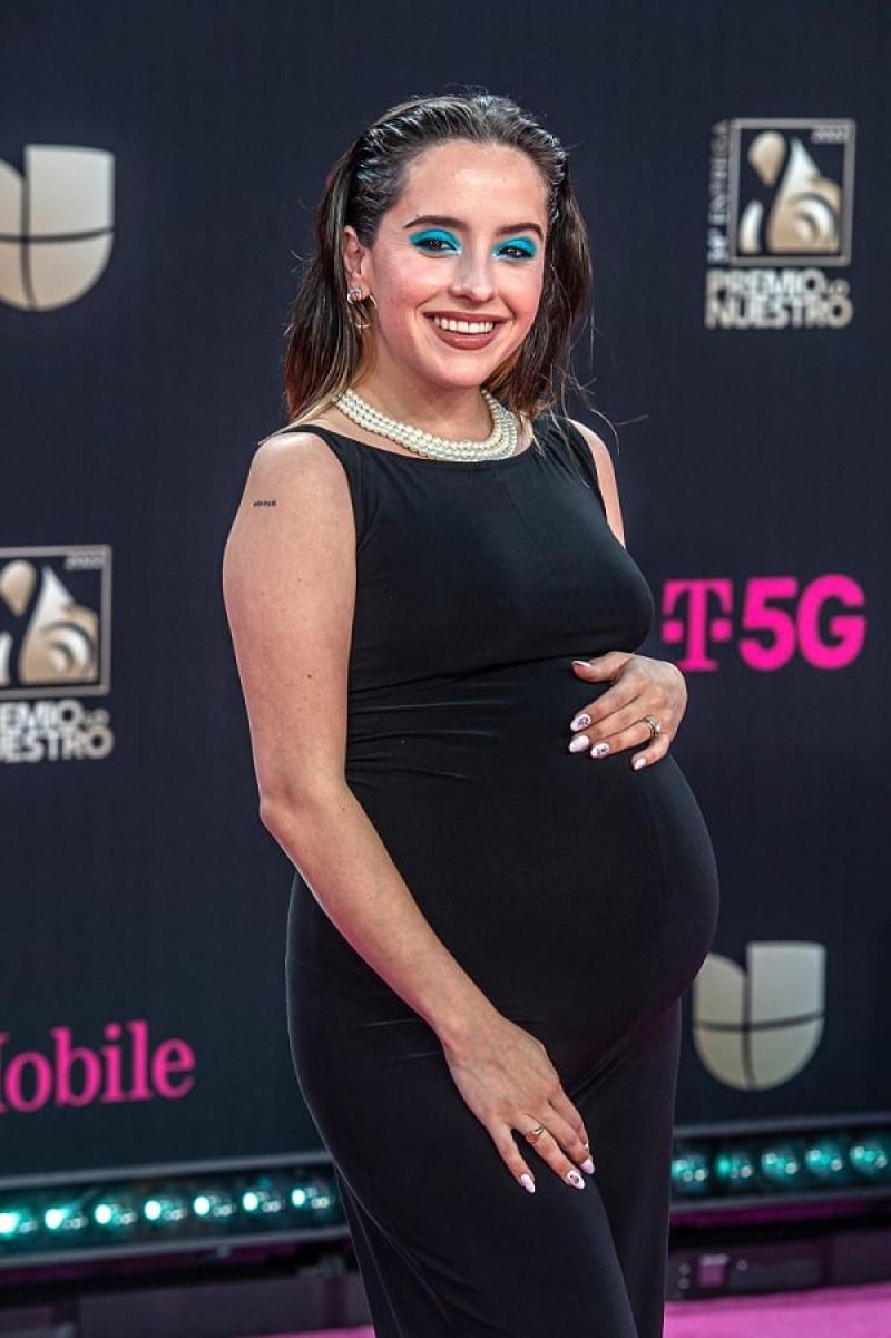 La cantante venezolana Evaluna Montaner posa en la alfombra magenta de los premios Lo Nuestro el pasado 24 de febrero, mostrando su avanzado embarazo. EFE/ Georgio Viera.