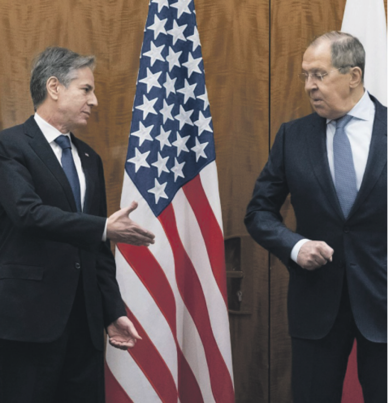 El secretario de Estado de EE. UU., Antony Blinken, a la izquierda, saluda al ministro de Relaciones Exteriores de Rusia, Sergey Lavrov, antes de su reunión en Ginebra, Suiza
