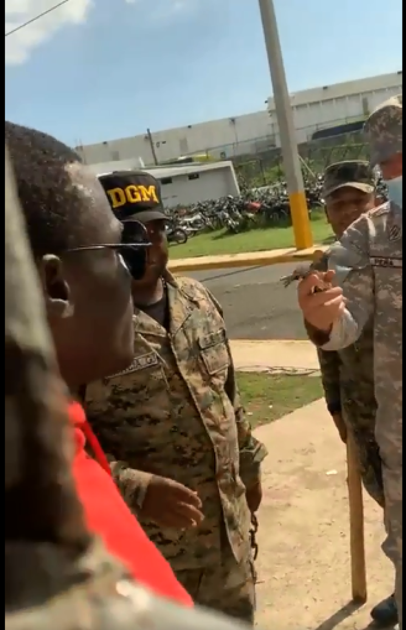 Aparente haitiano siendo interrogado por autoridades dominicanas. / Captura de video