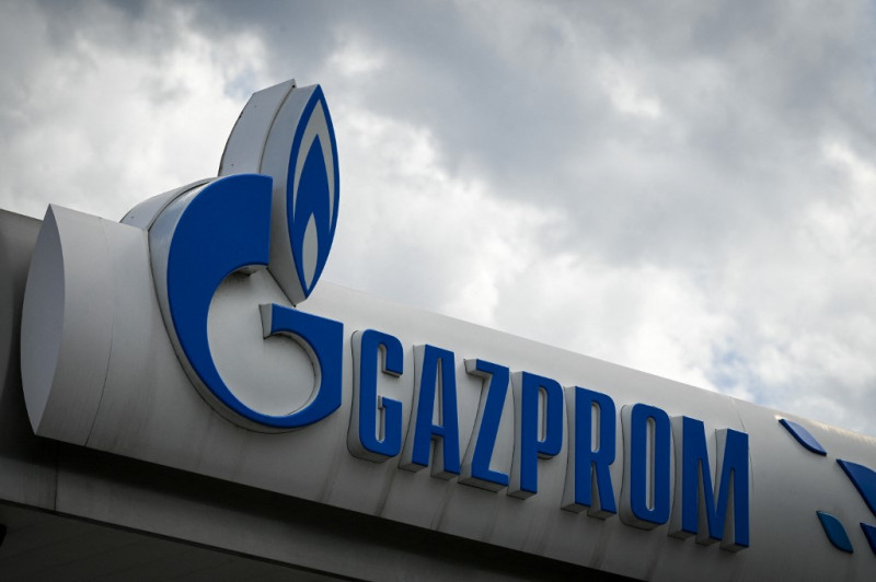 El logotipo del gigante energético ruso Gazprom aparece en una de sus gasolineras en Sofía el 27 de abril de 2022. Foto: Nikolay Doychinov/AFP.