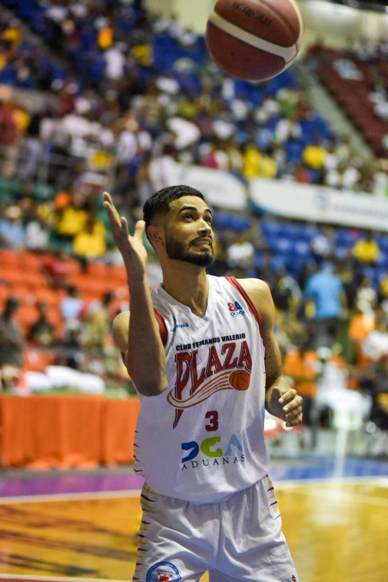 Anyeuri Castillo fue el mejor anotador por el Plaza Valerio en su victoria en el tercer partido de la final del baloncesto superior de Santiago frente al GUG.