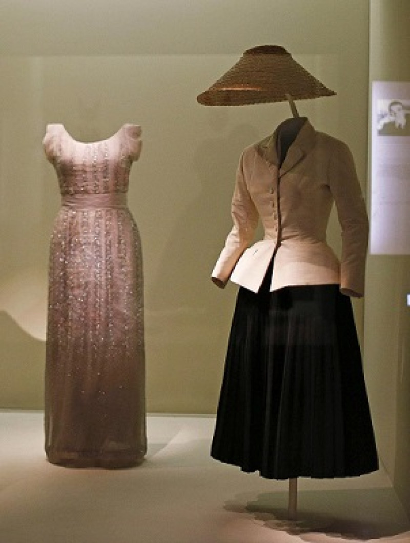 Un modelo de Dior del estilo New Look, de la exposición ""Vistiendo el Tiempo"", en una fotografía de archivo. EFE/Paco Campos