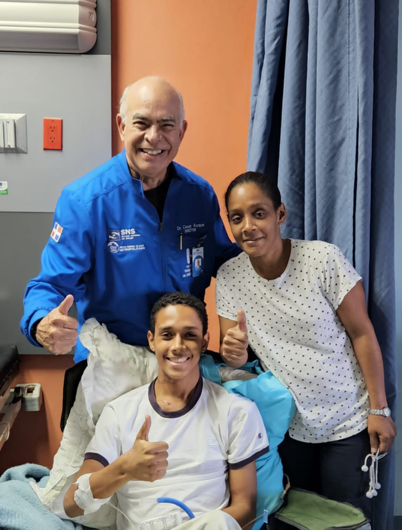 En la imagen se observa a Gustavo acompañado por su madre Raquelita Guerra y el doctor César Roque, dircetor del Hospital Darío Contreras, la mañana de este lunes.