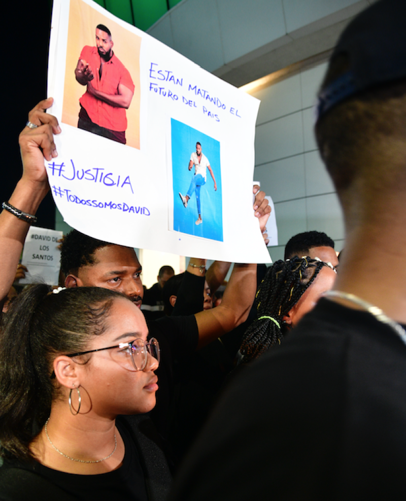 Familiares y amigos de David de los Santos se congregaron frente a Ágora Mall para repudiar el crimen. JORGE CRUZ/