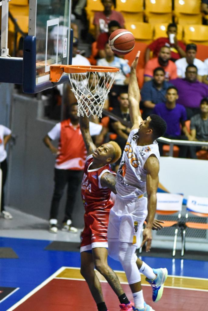 Gelvis Solano, del GUG, se apresta a encestar dos puntos en el partido de la serie final del torneo de baloncesto superior de Santiago frente al Plaza Valerio.