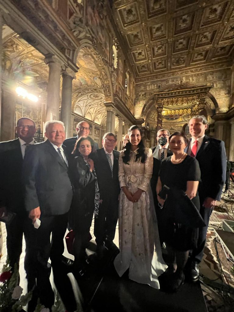Nathalie Peña Comas junto a personalidades que acudieron a su concierto en el Vaticano.
