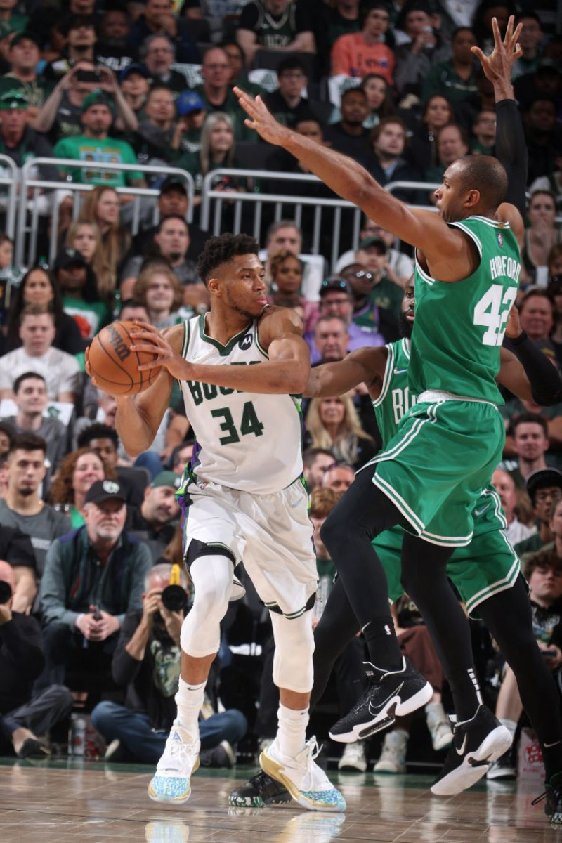 Giannis Antetokounmpo, de los Bucks, busca pasar el balón ante la defensa de Al Horford, de los Celtics, en acción del partido de segunda ronda de los playoffs de la NBA.