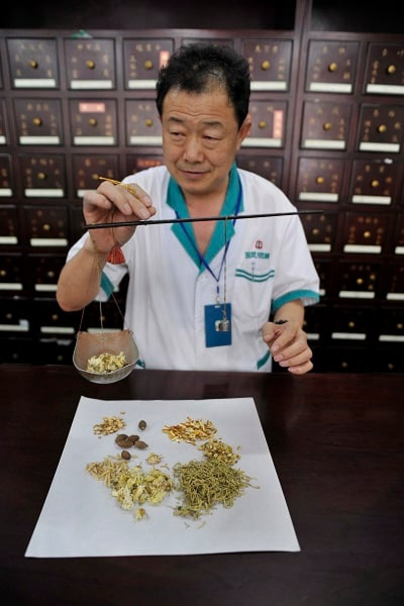 Un farmacéutico chino dispensa medicamentos tradicionales en Qingdao, sureste de China. 

Foto: Wu Hong.
