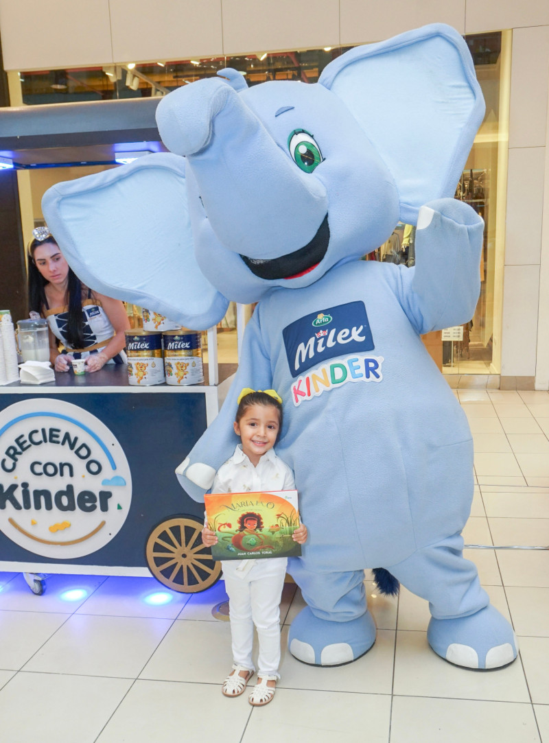 Mascota Elefante de Milex Kinder Gold junto a la niña Miranda German.
