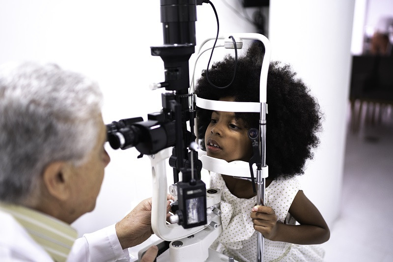 En la consulta con el oftalmólogo pediátrico el examen se realiza de diferentes formas, según la edad del niño y también de su cooperación durante la consulta.