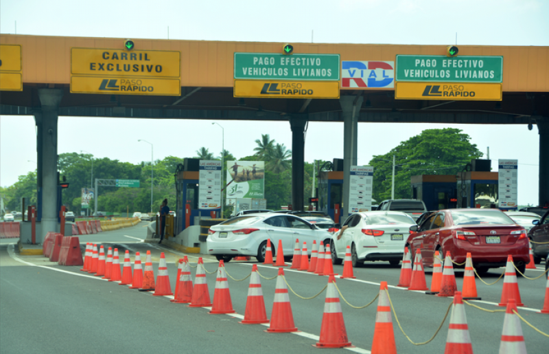 Personal de Obras Públicas está aceptando cobrar en efectivo a conductores que usan el paso rápido exclusivo para prepagados.