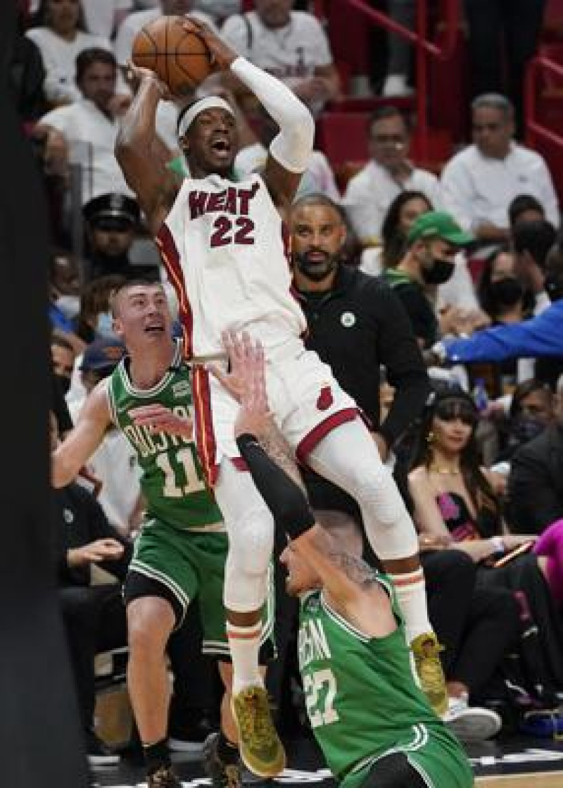 El alero del Heat de Miami Jimmy Butler intenta anotar sobre Payton Pritchard y Daniel Theis, de los Celtics, en el juego 1 de las Finales de la Conferencia Este.