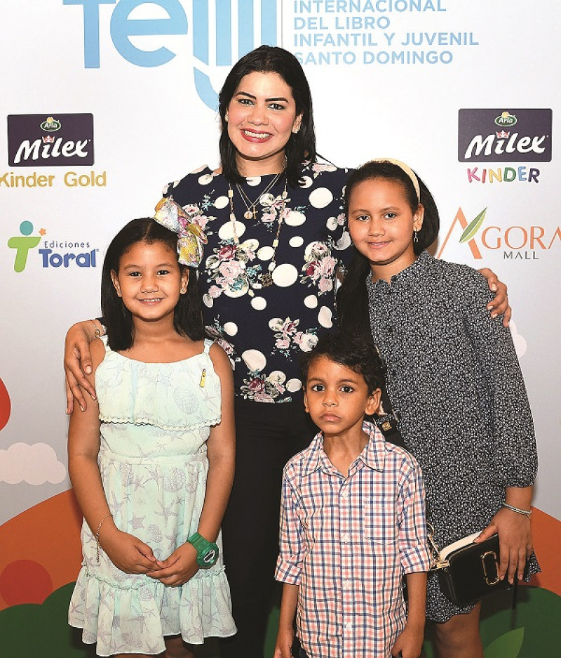Gabriela Dotel, juntos a sus hijos Maria José, Nicolás Eduardo y Gabriela Marie Richardson Dotel.