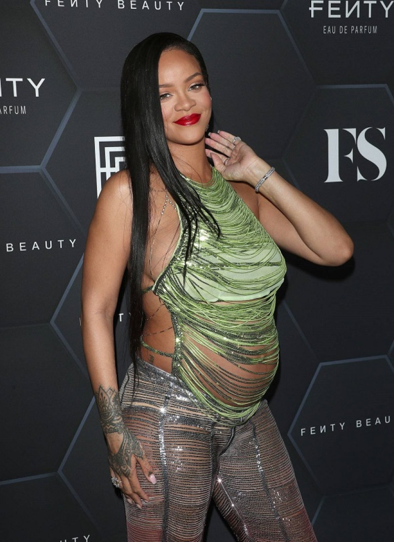 Rihanna luciendo sexy estando embarazada.
