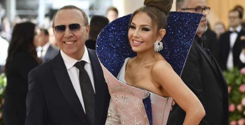 Thalía y Tommy Motola se conocieron gracias a una cita a ciegas organizada por sus amigos, en el año 2000 cuando la cantante tenía 27 años y el empresario 49.