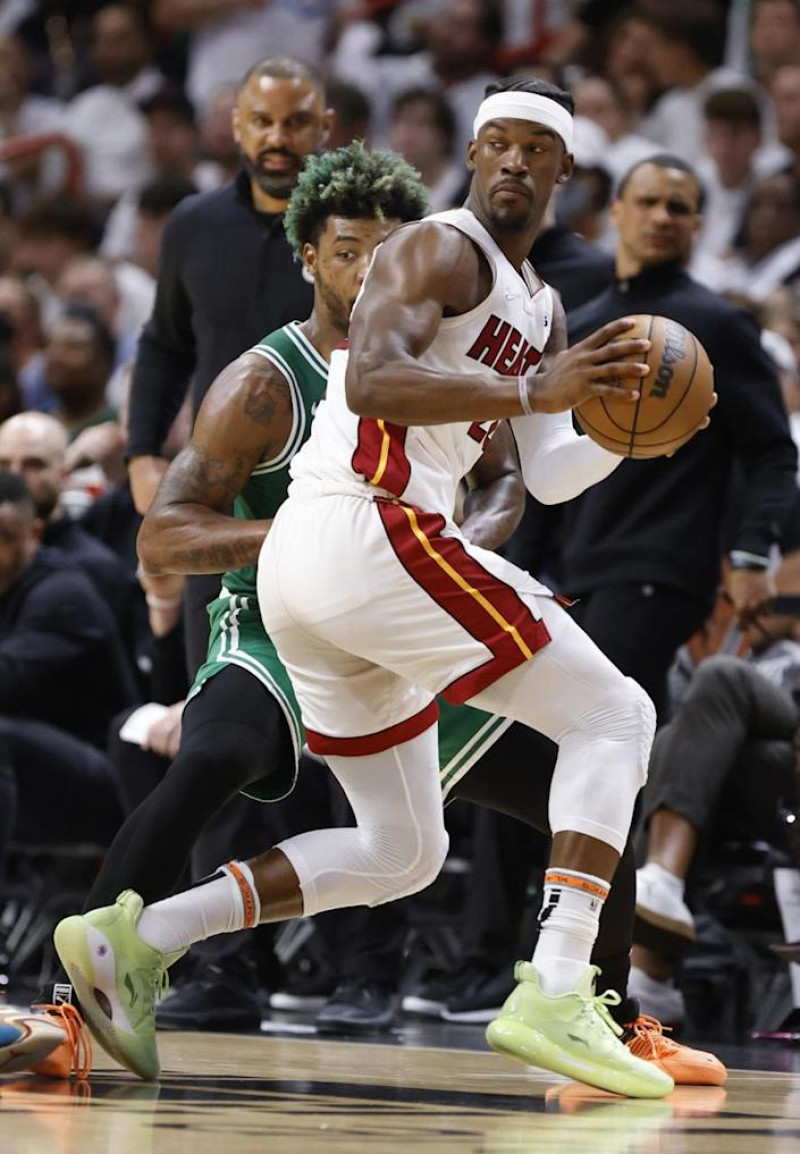Marcus Smart, de los Celtics, defiende a Jimmy Butler, de los Heat, en el segundo partido de la final de la Conferencia del Este de la NBA.