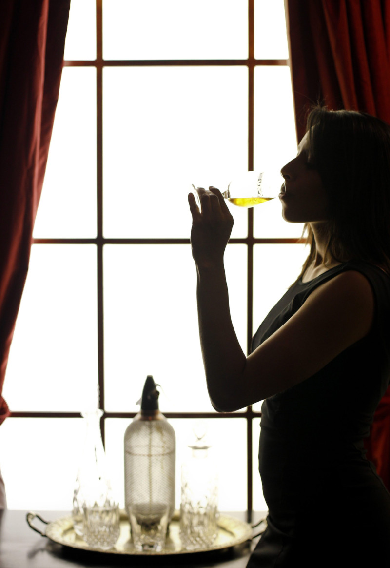 Una mujer degusta un whisky, bebida que celebra su Día Mundial el tercer sábado de mayo. Nic Bothma.