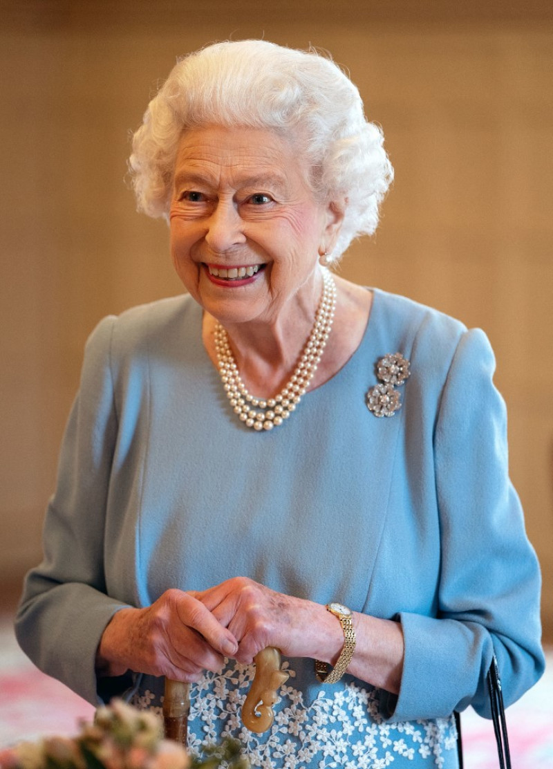 En esta foto de archivo tomada el 5 de febrero de 2022, la reina Isabel II de Gran Bretaña sonríe durante una recepción en el salón de baile de Sandringham House, la residencia de la reina en Norfolk, mientras celebra el inicio del Jubileo de Platino. 
Foto: Joe Giddens / PISCINA / AFP