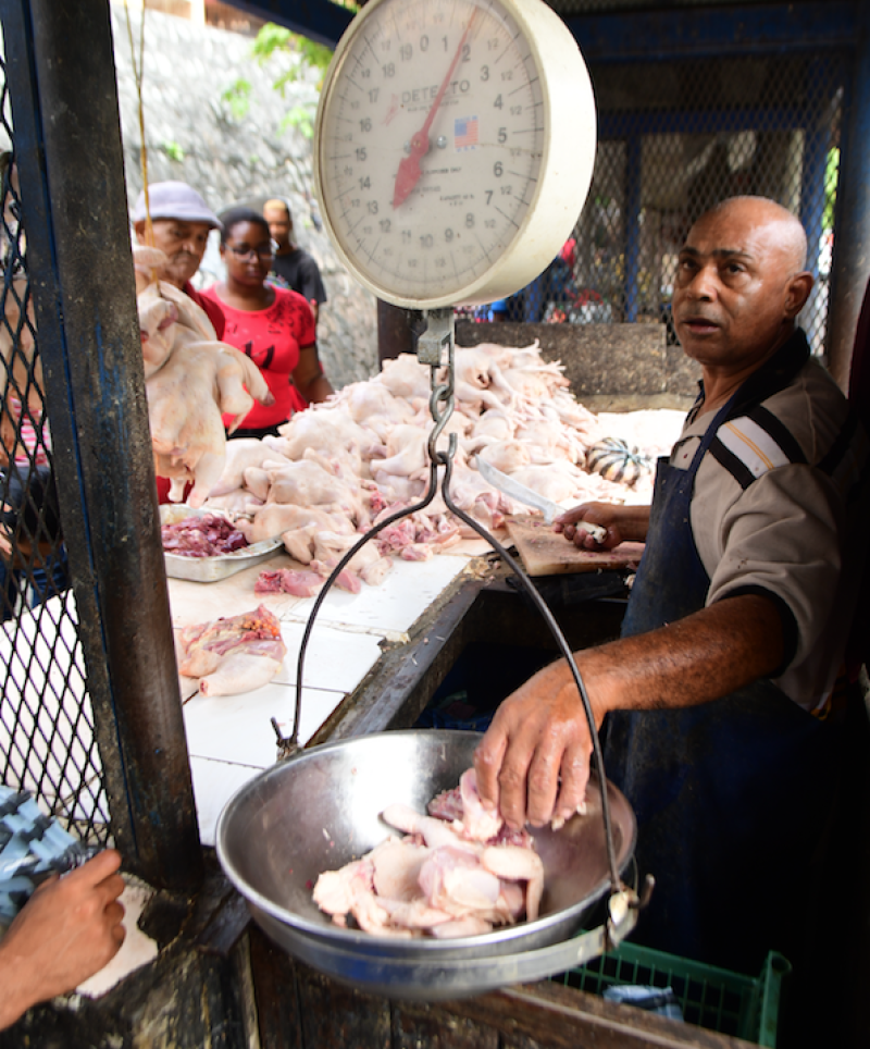 La libra de pollo en barrios capitalinos se compra entre RD$75 y RD$85. RAUL ASENCIO/