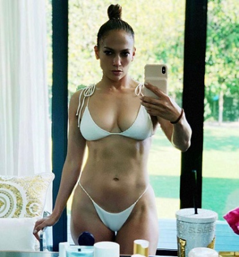 Fotografía  tomada de Instagram en la que la diva luce un bikini color blanco.