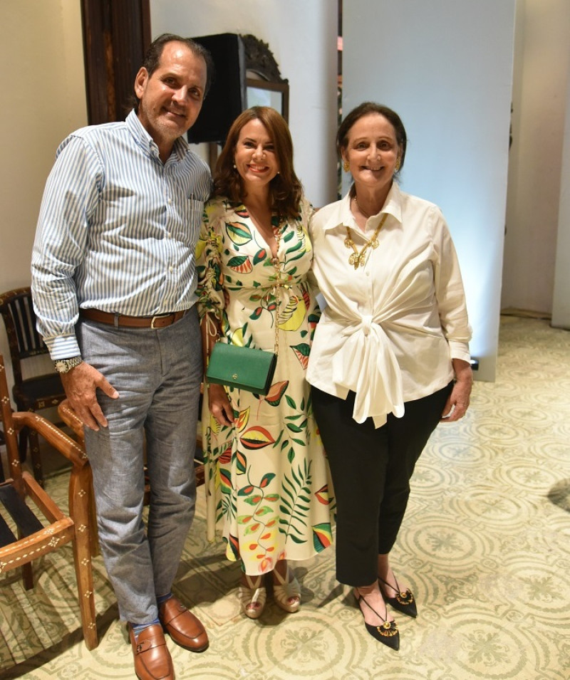 Eduardo Hazim, Mireya Borrell y Patricia Reid.