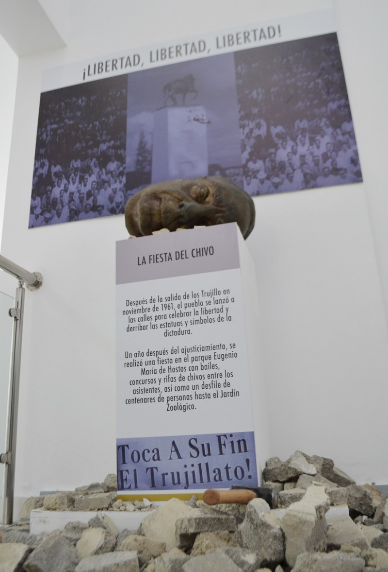 Este busto fue colocado tirado para simbolizar la caída de la dictadura. Yaniris López / LD