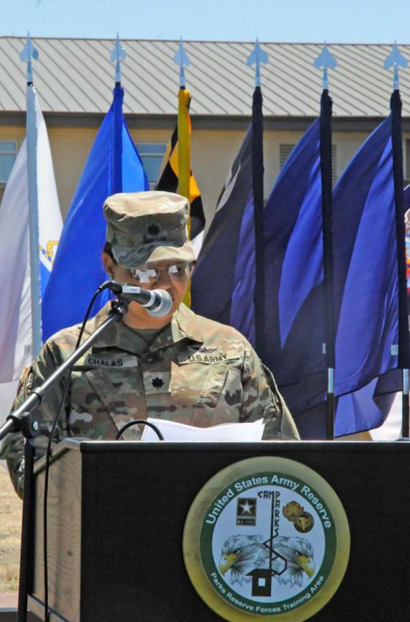 La teniente coronel US Army, Marisol A. Chalas, pronuncia su primer discurso de orden en la ceremonia tras asumir la Comandancia de PRFTA en la Base en Dublín.