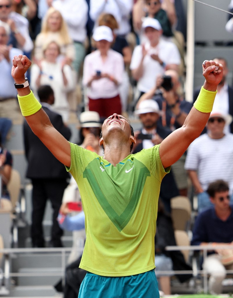 Rafael Nadal celebra después de la victoria sobre el noruego Casper Ruud en la final de individuales masculinos del torneo de tenis Roland-Garros en la Corte Philippe-Chatrier en París el 5 de junio de 2022. Foto: Thomas Samson/AFP.