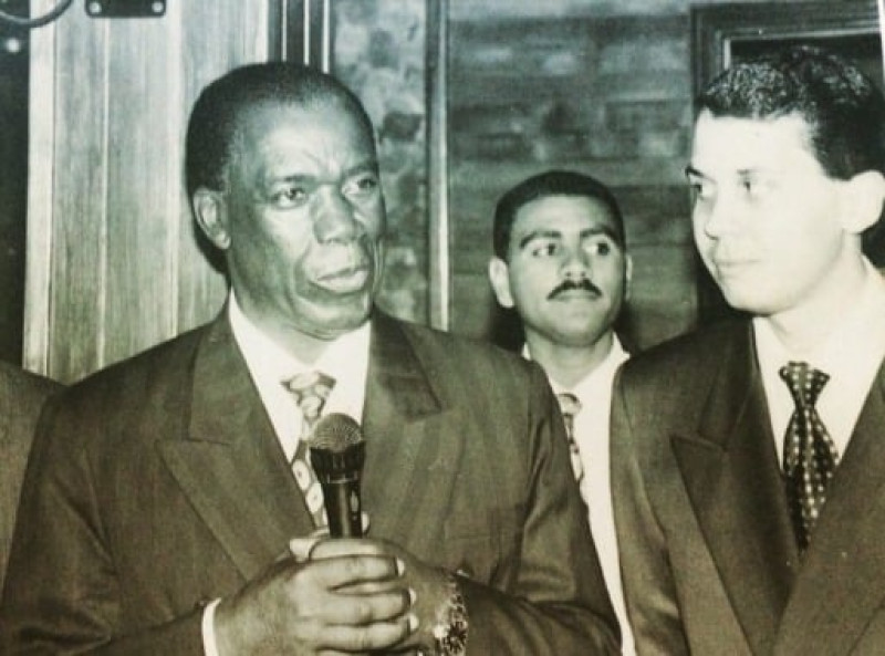 Desde muy joven siguió los pasos de la política, aquí se observa junto al líder del PRD para entonces, José Francisco Peña Gómez.