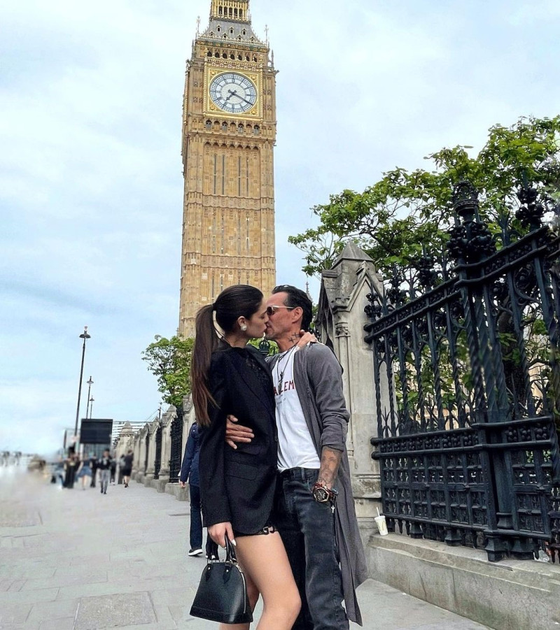 Marc Anthony revive su apuesta al amor al viajar por el mundo en los brazos de la modelo paraguaya Nadia Ferreira. El fin de semana compartieron esta imagen desde Londres.