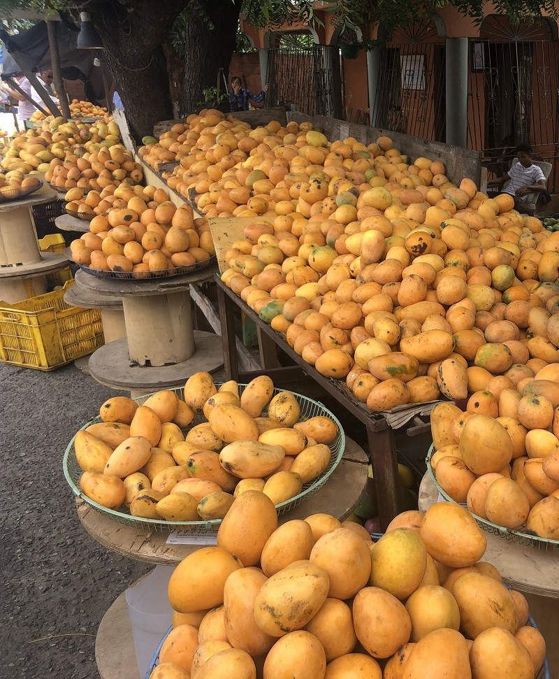 Mangos en calle de Baní. Foto ilustrativa.