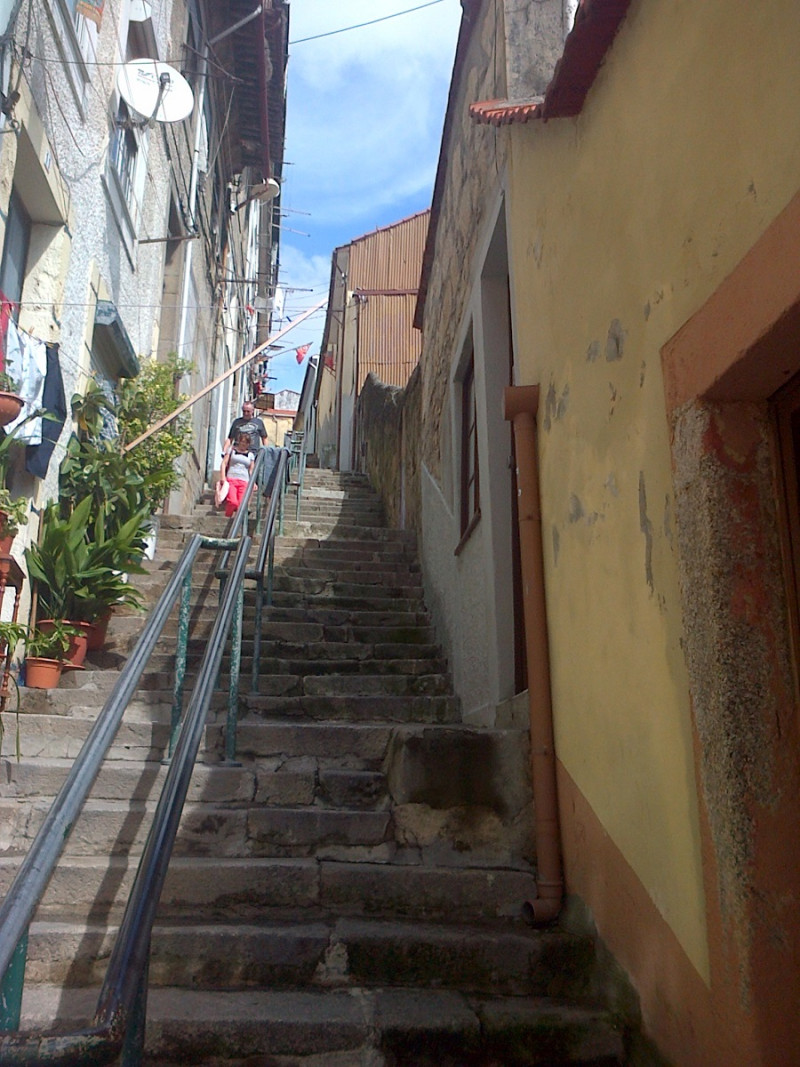 Callejuela empinada de Oporto.  Foto: Carmenchu Brusíloff