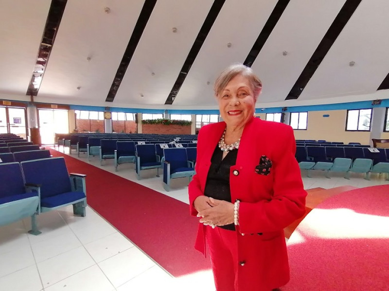 Carmen Figueroa en el salón principal del templo de Unity en Dominicana, ubicado en la 27 de Febrero, en el sector El Vergel, del Distrito Nacional. JC/LD