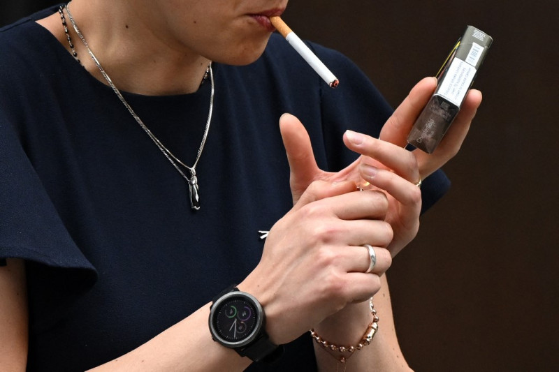 Se ve a una mujer fumando un cigarrillo en el centro de Londres el 9 de junio de 2022. La edad a la que las personas pueden comprar tabaco en Inglaterra debería aumentar en uno cada año hasta que se convierta en una sociedad "libre de humo", recomendó el jueves una revisión encargada por el gobierno. .

Foto: JUSTIN TALLIS / AFP