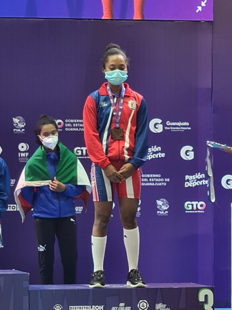 Rosailiz Santana, de San Pedro de Macorís, ganadora de la primera medalla para su país en la categoría U17 del Mundial de Pesas.