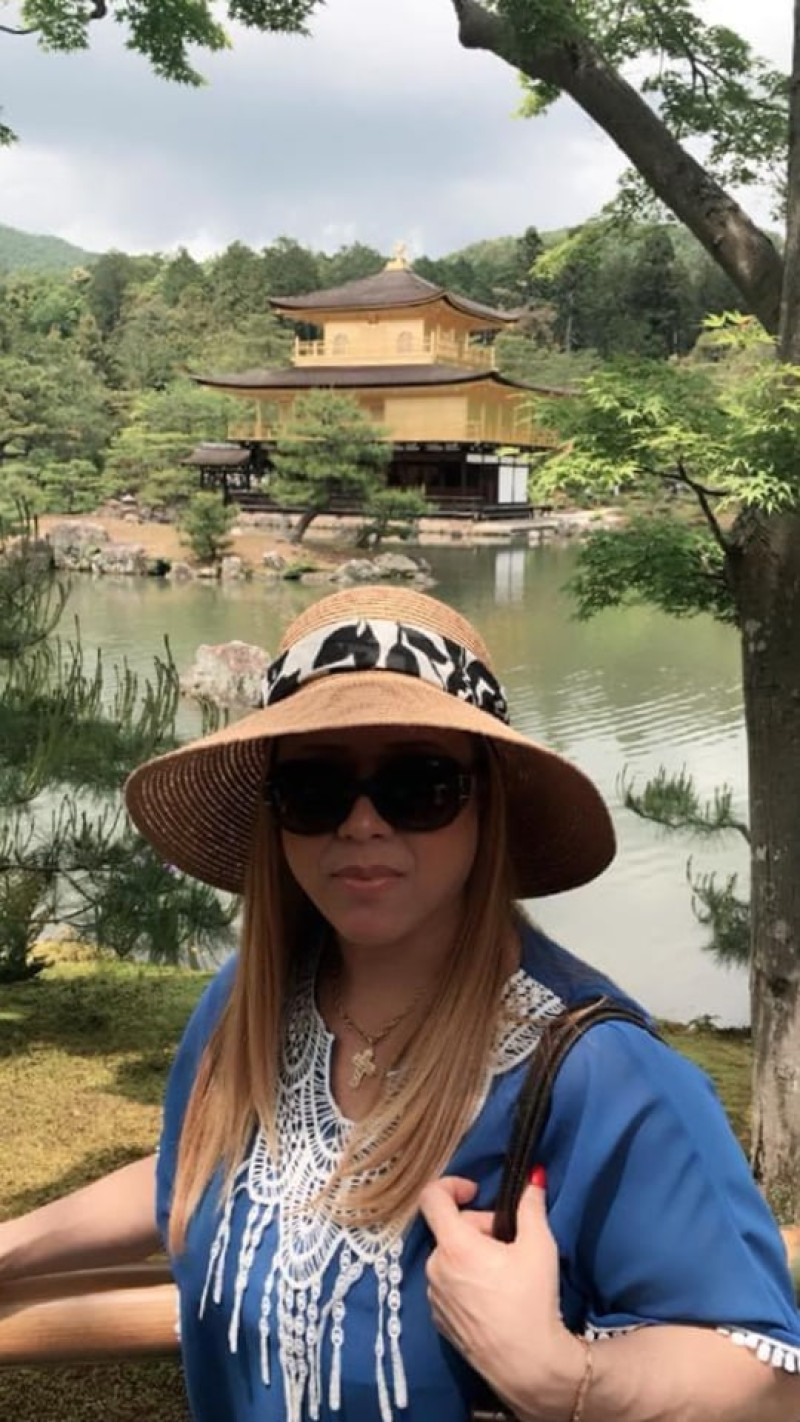 La dominicana Carmen Cristina Cosma García ha vivido en Japón los últimos 18 años. Posando frente al templo Kinkakuji (Pabellón Dorado), Patrimonio de la Humanidad de la Unesco ubicado en Kioto. FOTOS CORTESÍA DE LA ENTREVISTADA