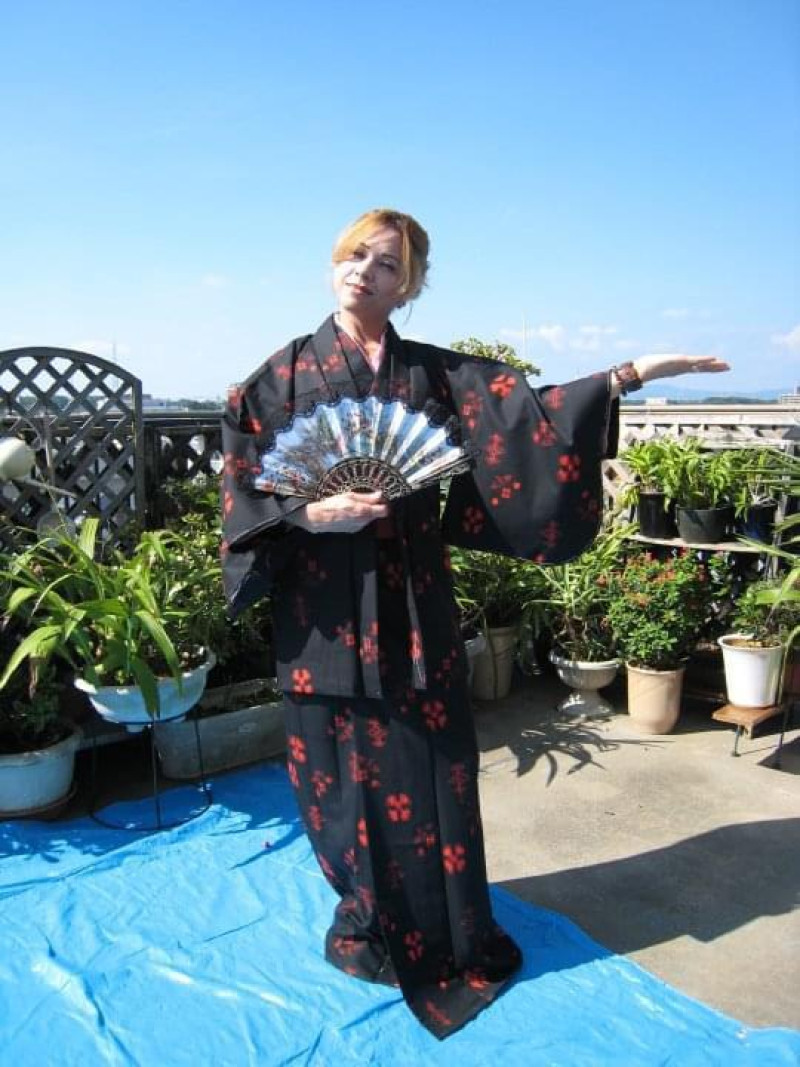 Lo mejor de vivir aquí es la seguridad, dice Cosma. Luciendo un kimono, atuendo tradicional japonés, en casa de una amiga nipona.