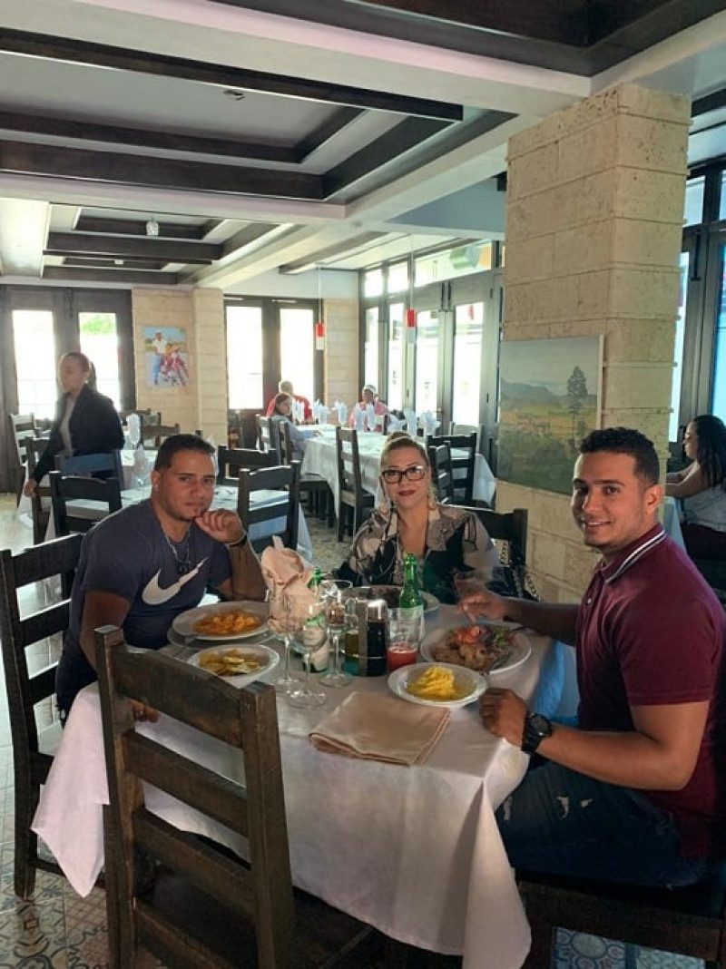 Con sus dos hijos, Wady y Miguel Ángel, en su más reciente visita a República Dominicana hace tres años. Cosma tiene dos nietas, pero solo conoce a la mayor.