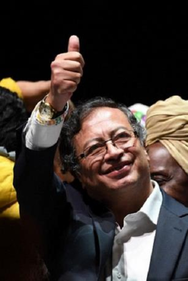 El recién elegido presidente colombiano Gustavo Petro celebra en el Movistar Arena de Bogotá. AFP Forum.
