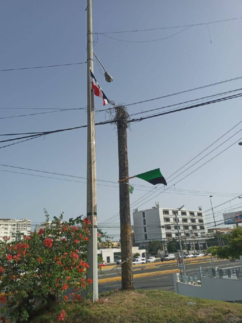 banderas izadas en donde se creará la plaza Manolo Tavares Justo