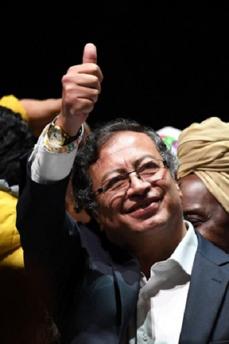 El recién elegido presidente colombiano Gustavo Petro celebra en el Movistar Arena de Bogotá. AFP Forum
